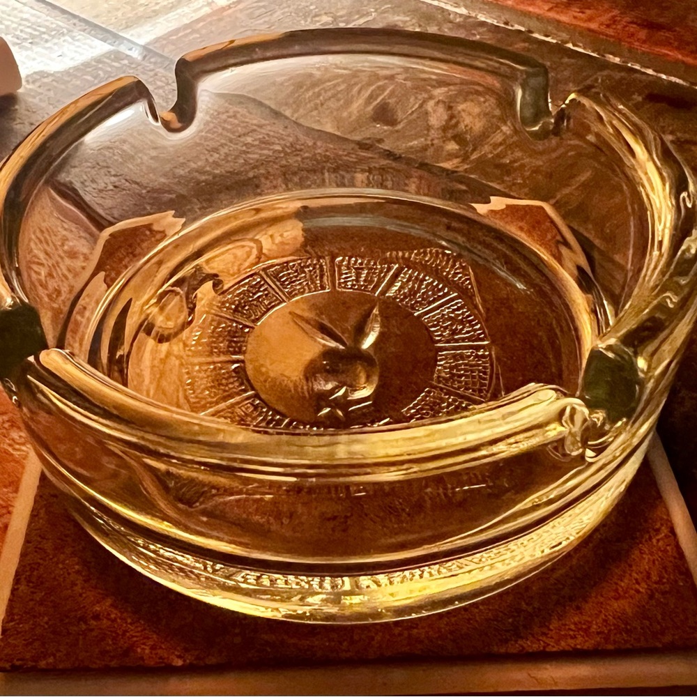 Vintage PLAYBOY CLUB Clear Glass Ashtray with Engraved PLAYBOY BUNNY - Picture 4 of 12